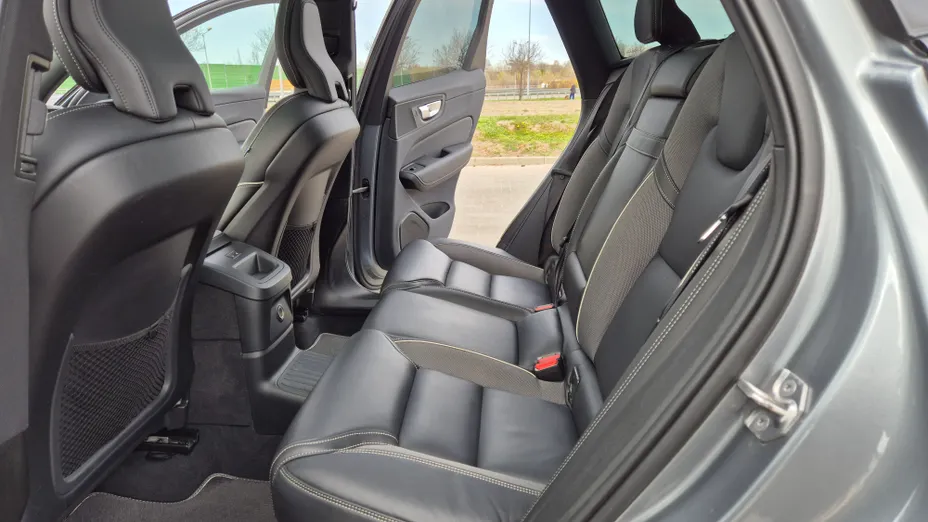 VOLVO XC60 XC60 T8 AWD Plug-In Hybrid R-Design aut