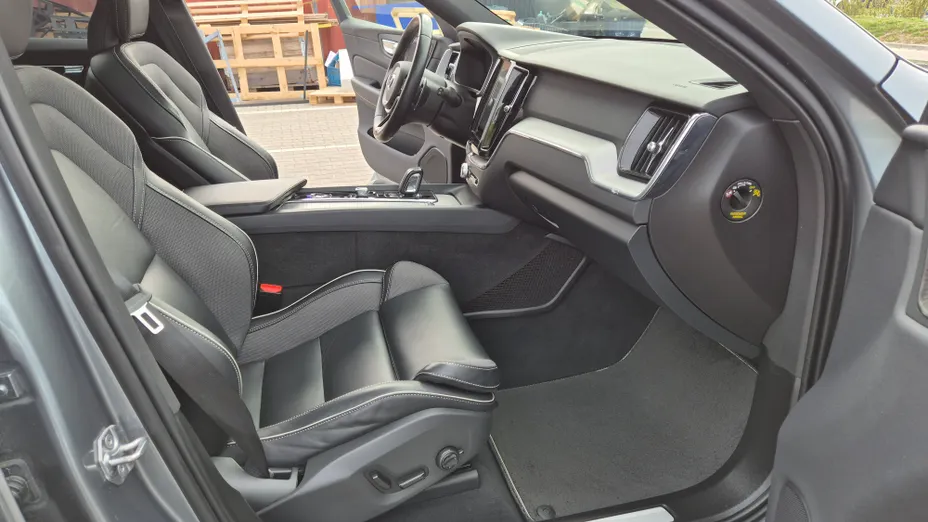 VOLVO XC60 XC60 T8 AWD Plug-In Hybrid R-Design aut