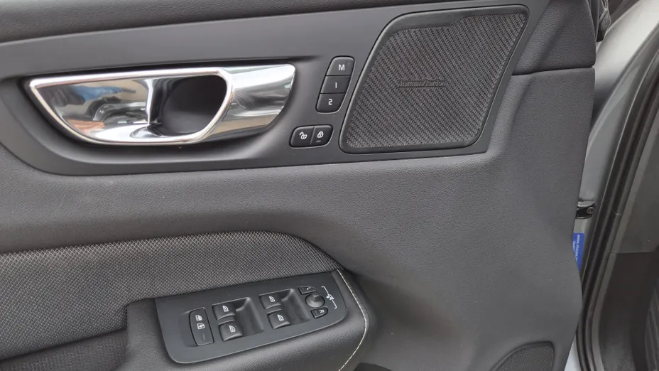 VOLVO XC60 XC60 T8 AWD Plug-In Hybrid R-Design aut