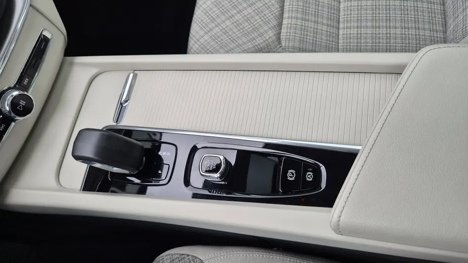 VOLVO XC60 XC60 T6 Plug-In Hybrid AWD Core aut