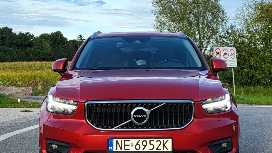 VOLVO XC40 XC40 B4 B AWD Momentum Pro aut