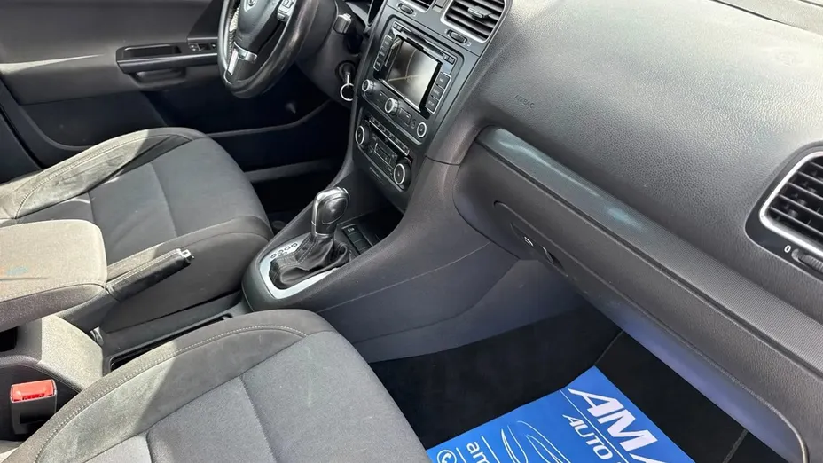VOLKSWAGEN Golf -