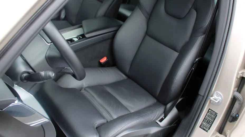 VOLVO XC60 XC60 B4 D AWD Plus Dark aut