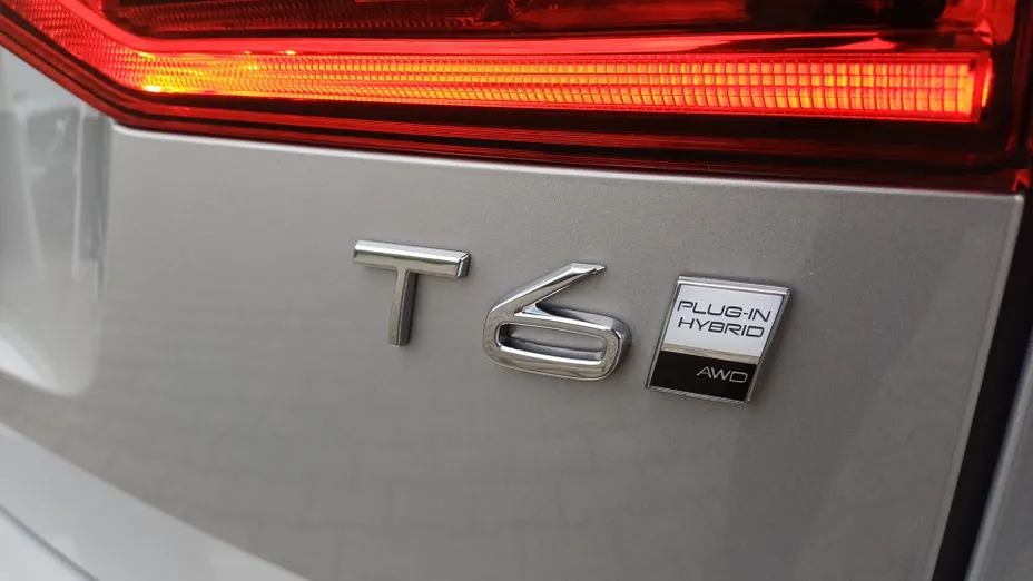 VOLVO XC60 XC60 T6 Plug-In Hybrid AWD Plus Dark aut