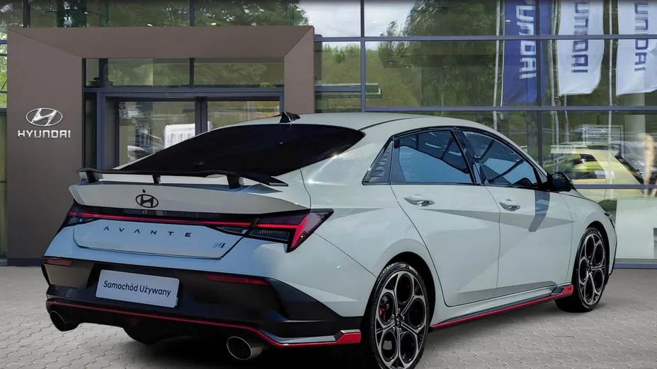HYUNDAI Elantra -