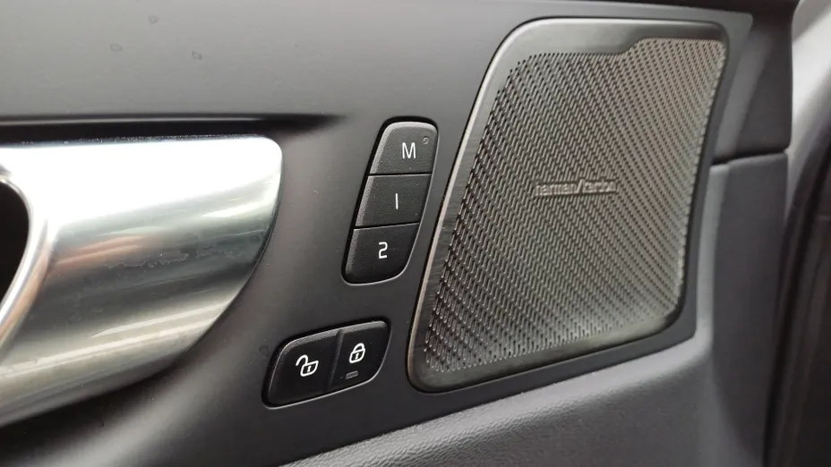 VOLVO XC60 XC60 T6 Plug-In Hybrid AWD Plus Dark aut