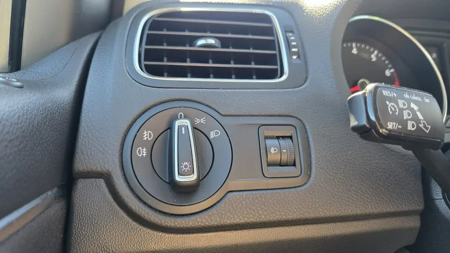 VOLKSWAGEN Polo -