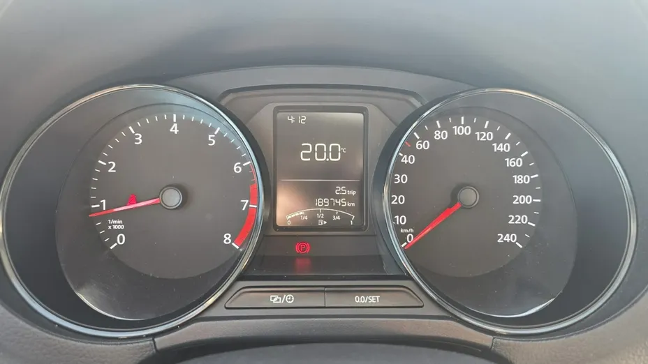 VOLKSWAGEN Polo -