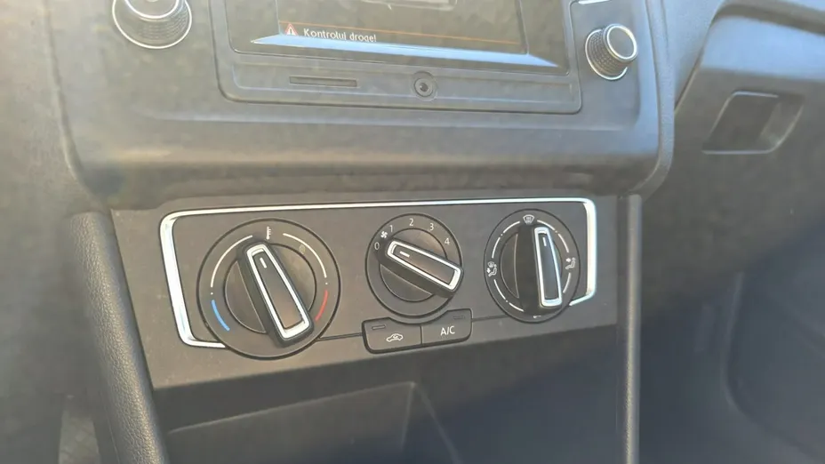 VOLKSWAGEN Polo -