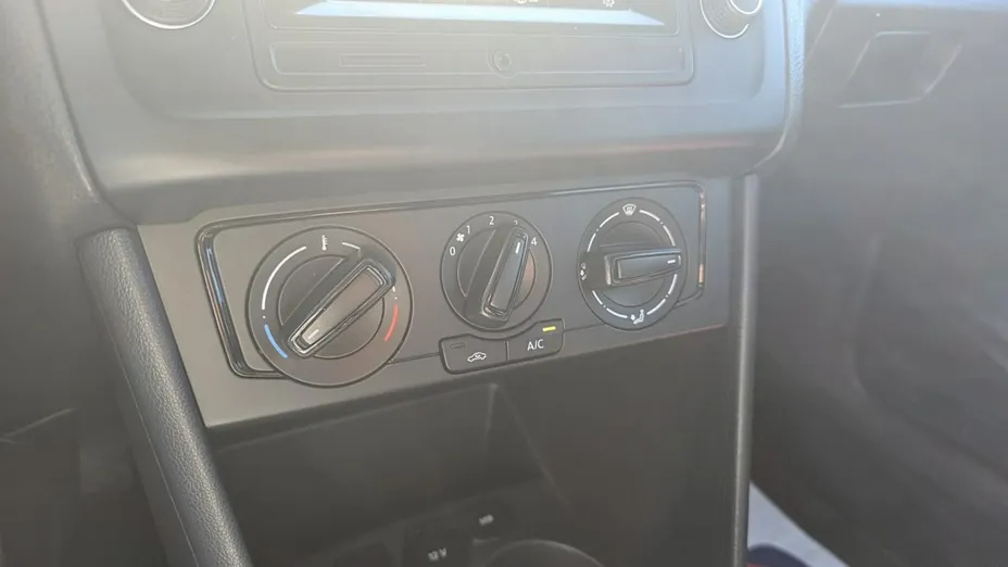 VOLKSWAGEN Polo -