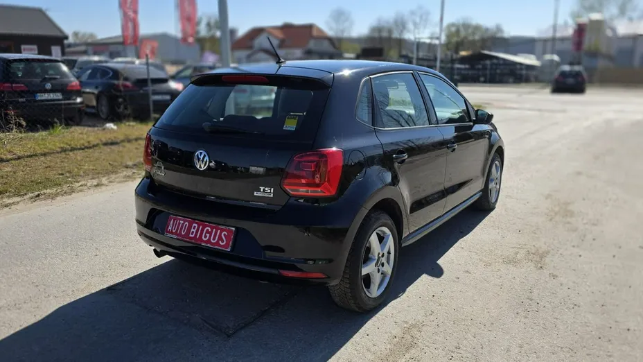 VOLKSWAGEN Polo -