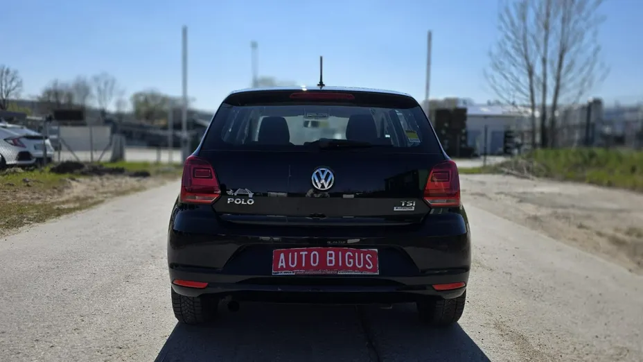 VOLKSWAGEN Polo -
