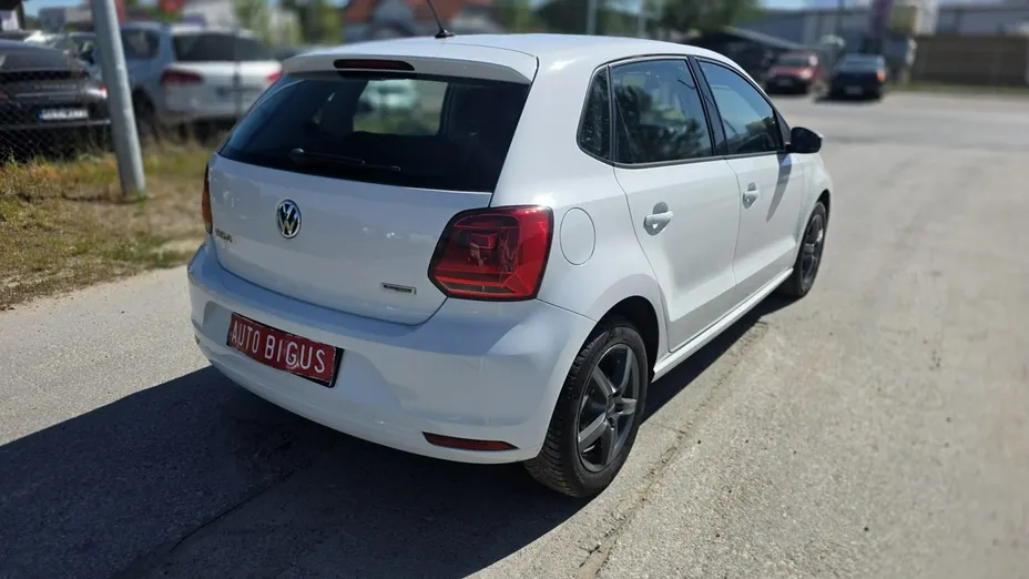 VOLKSWAGEN Polo -
