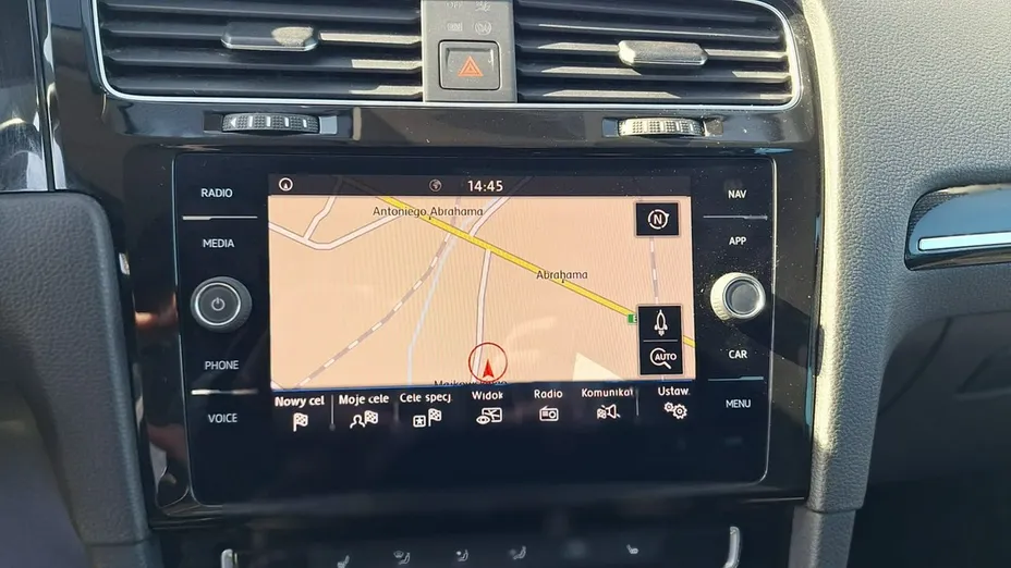 VOLKSWAGEN Golf -