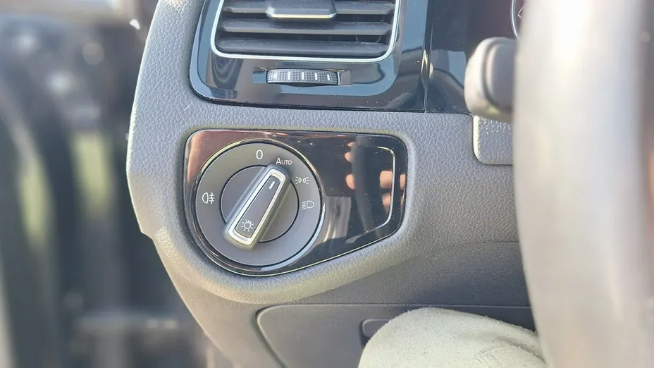 VOLKSWAGEN Golf -
