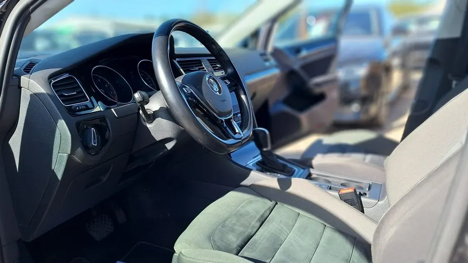 VOLKSWAGEN Golf -