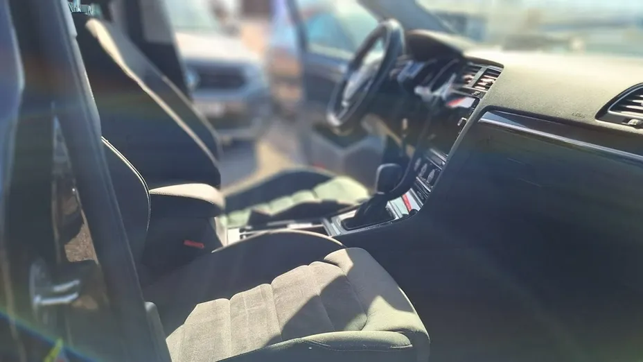 VOLKSWAGEN Golf -