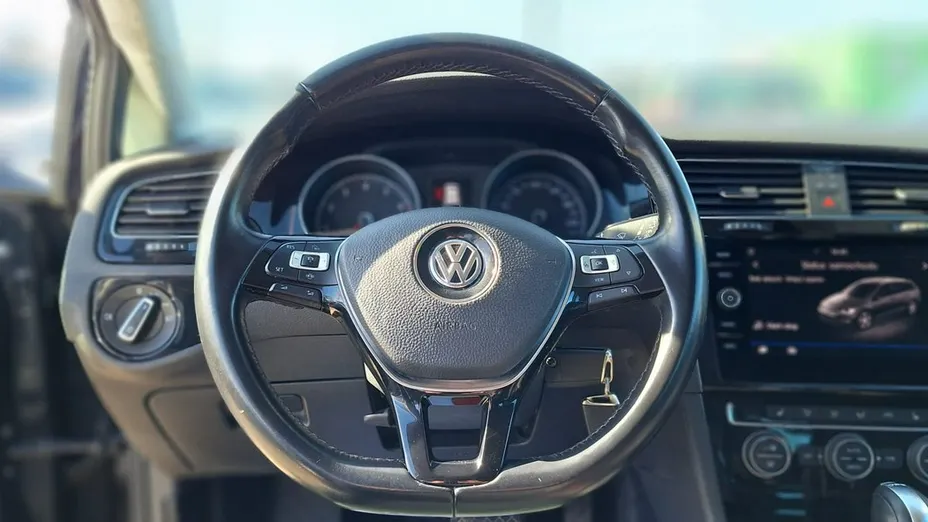 VOLKSWAGEN Golf -