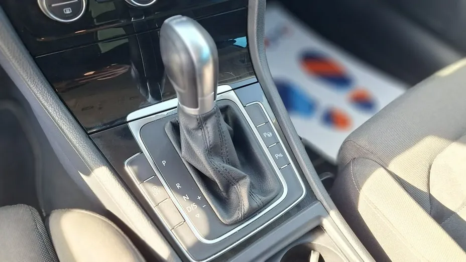 VOLKSWAGEN Golf -