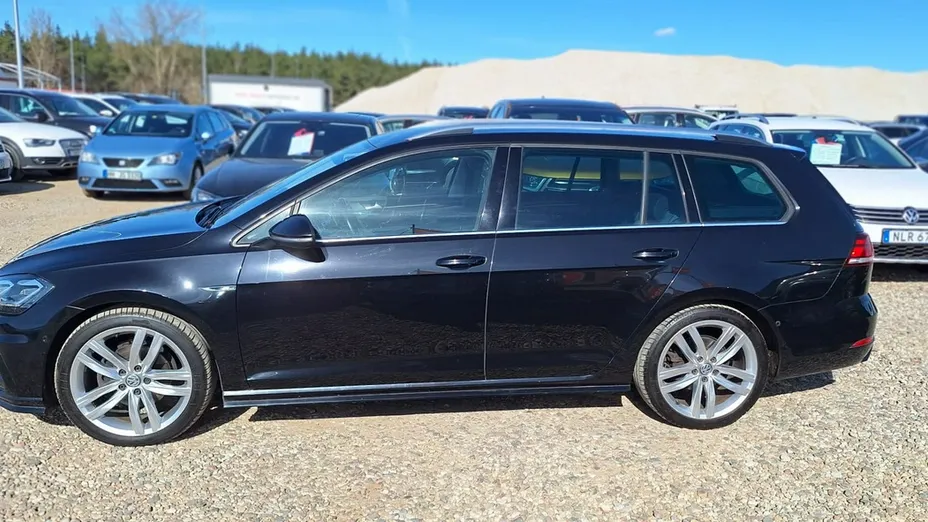 VOLKSWAGEN Golf -
