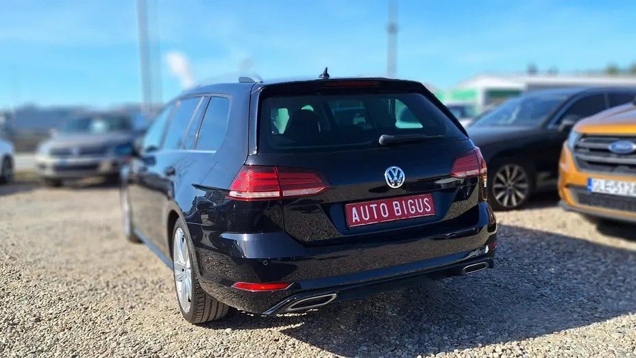 VOLKSWAGEN Golf -