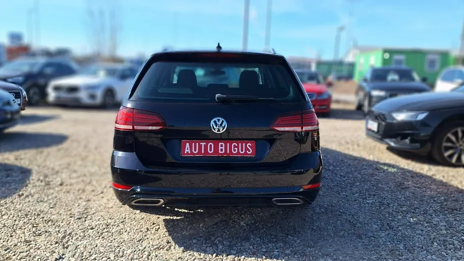 VOLKSWAGEN Golf -