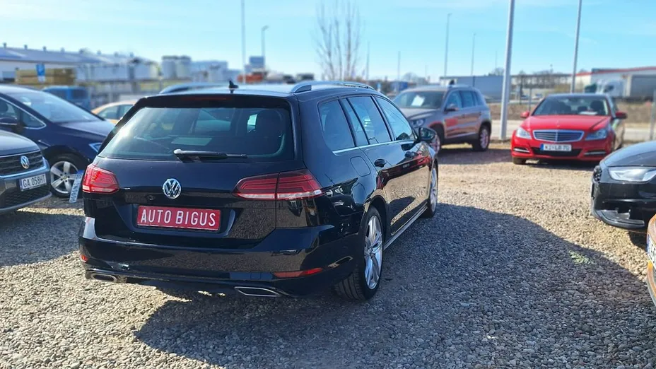 VOLKSWAGEN Golf -
