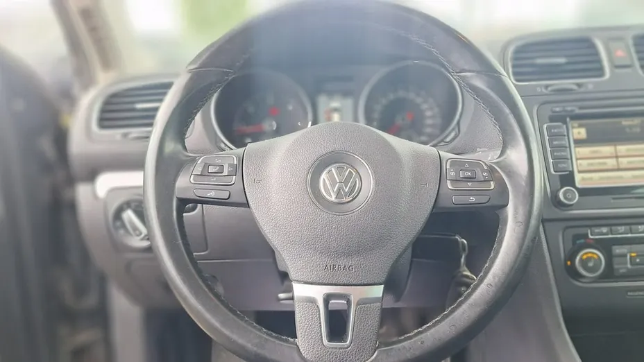 VOLKSWAGEN Golf -