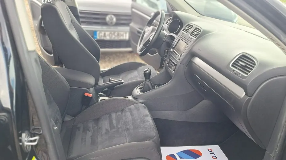 VOLKSWAGEN Golf -