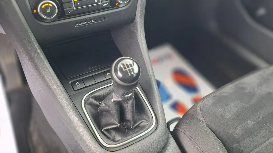 VOLKSWAGEN Golf -