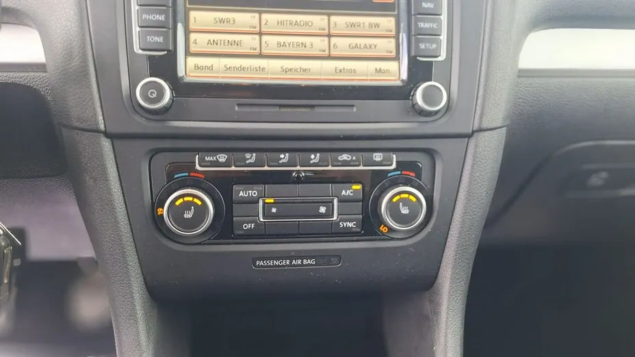 VOLKSWAGEN Golf -
