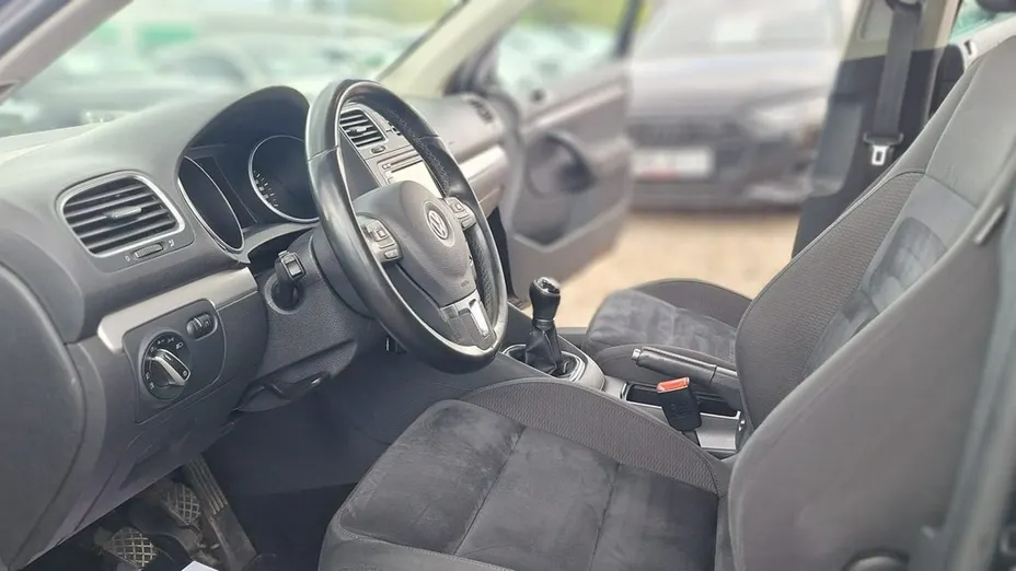 VOLKSWAGEN Golf -
