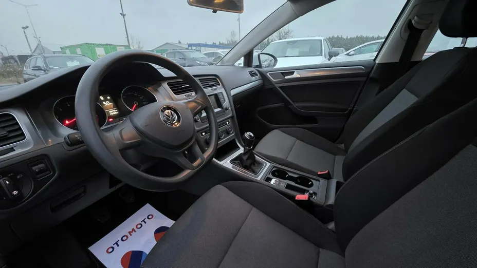 VOLKSWAGEN Golf -