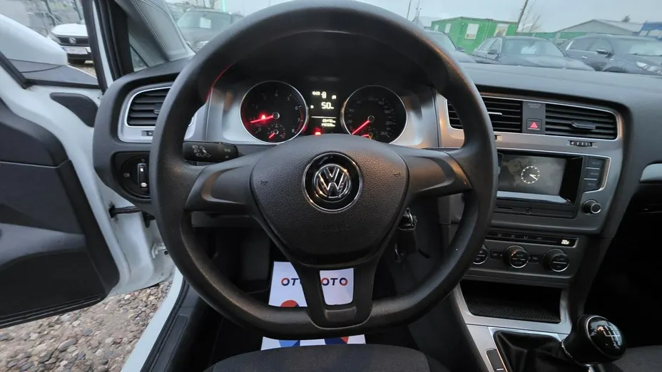 VOLKSWAGEN Golf -