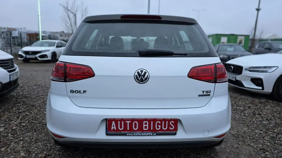 VOLKSWAGEN Golf -