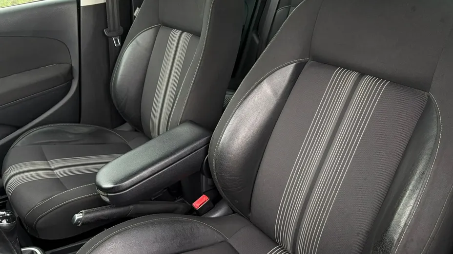 VOLKSWAGEN Polo -