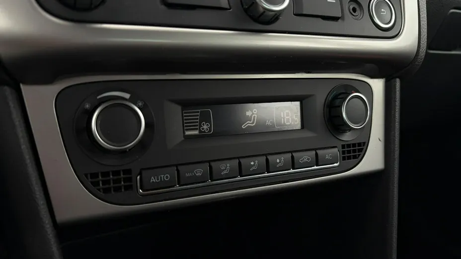 VOLKSWAGEN Polo -