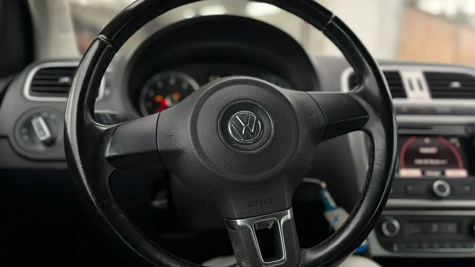 VOLKSWAGEN Polo -