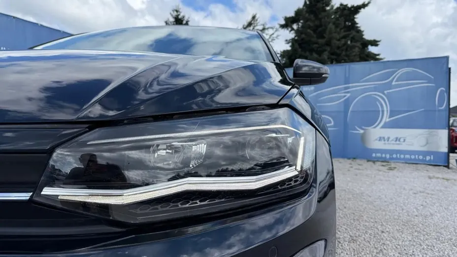 VOLKSWAGEN Polo -