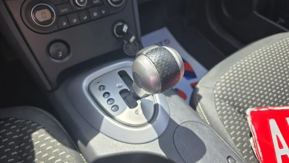 NISSAN Qashqai -