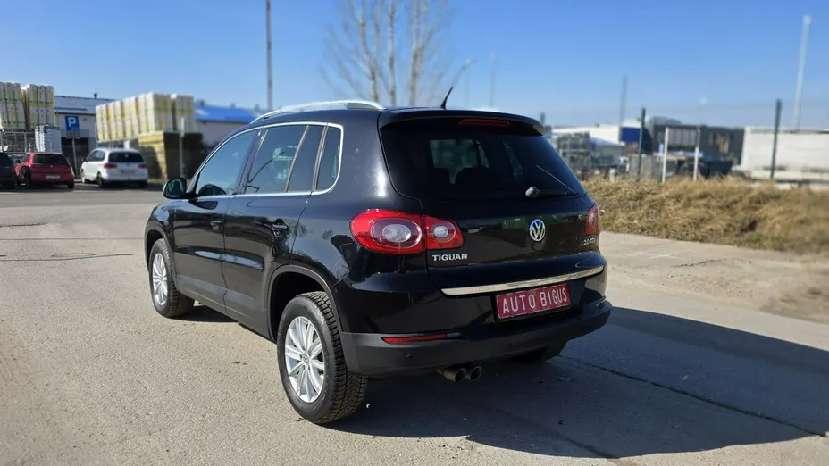 VOLKSWAGEN Tiguan -