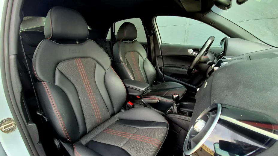 AUDI S1 -