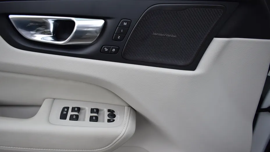 VOLVO XC60 XC60 T6 Plug-In Hybrid AWD Plus Dark aut