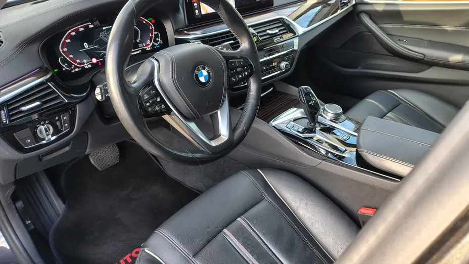 BMW Seria 5 530e xDrive Luxury Line aut
