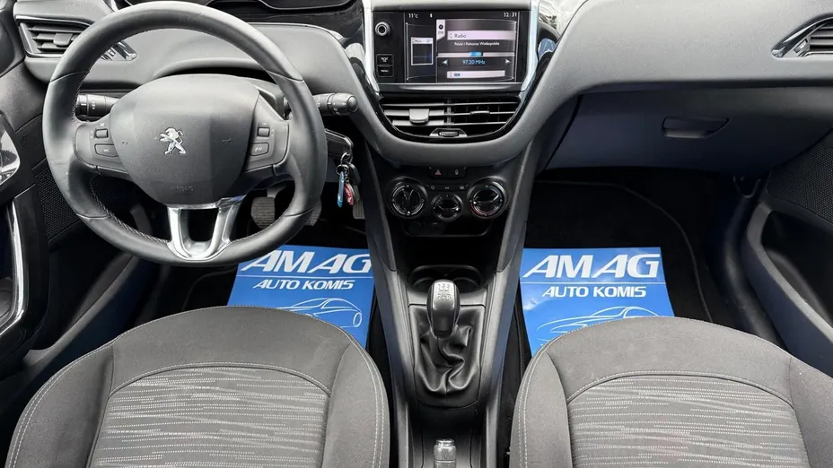 PEUGEOT 208 -