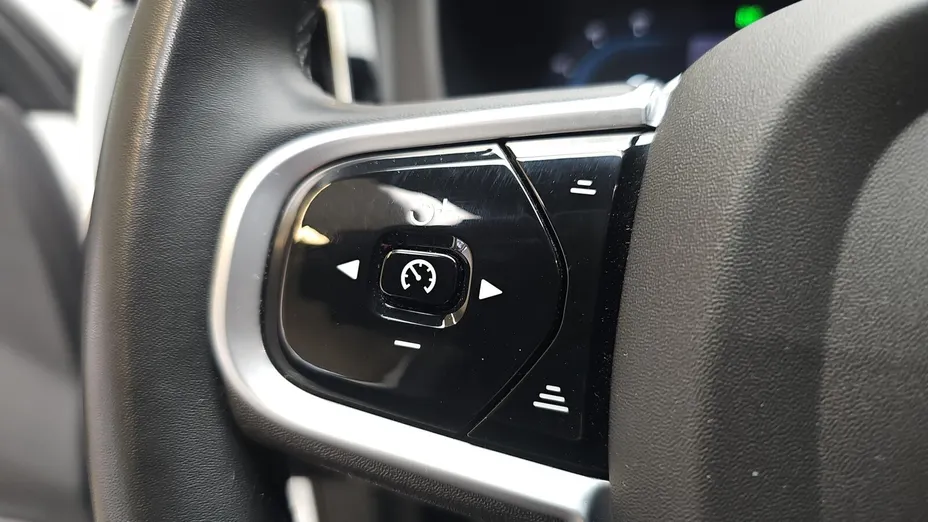 VOLVO XC60 XC60 B4 D AWD R-Design aut