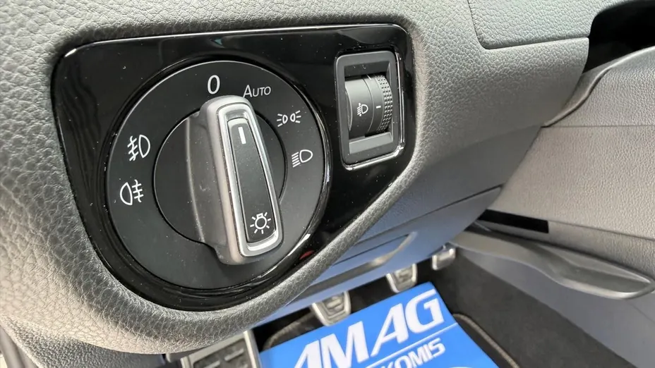 VOLKSWAGEN Golf -