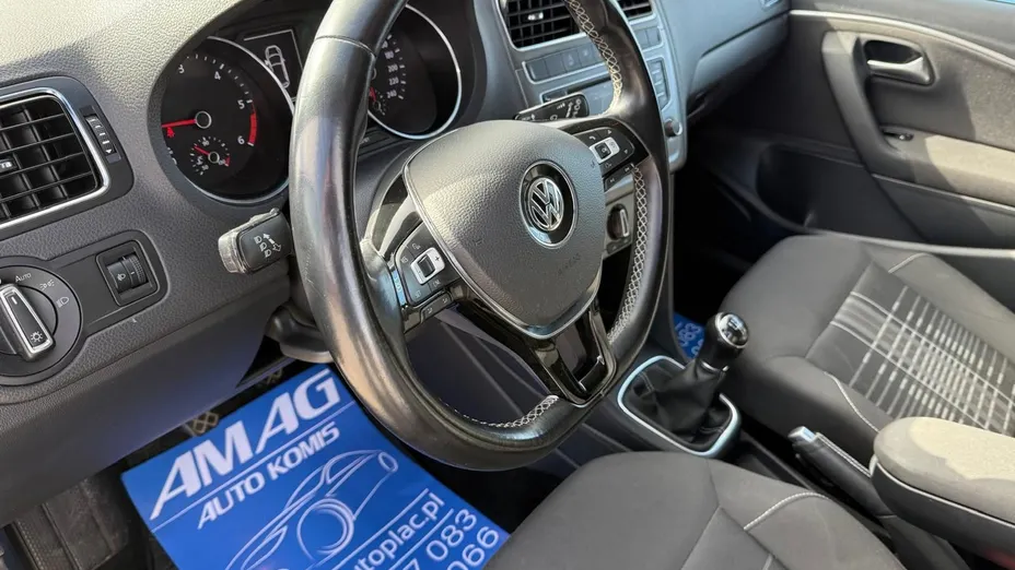 VOLKSWAGEN Polo -