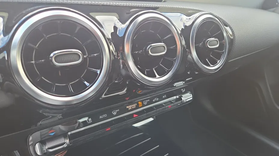 MERCEDES-BENZ CLA CLA 180 7G-DCT