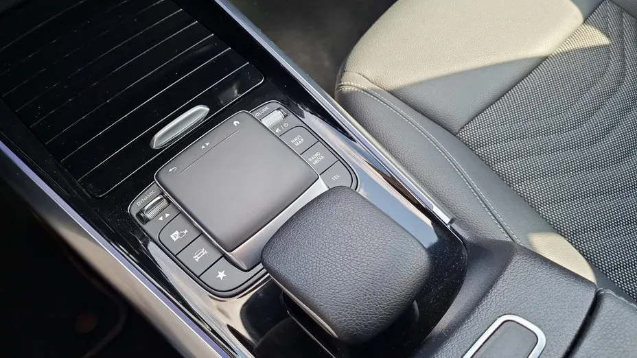 MERCEDES-BENZ EQA EQA 300 66.5kWh 4-Matic Progressive